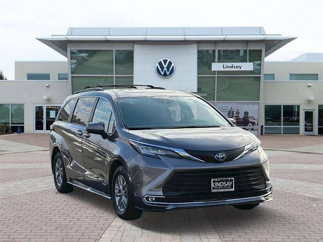 2021 Toyota Sienna XLE FWD photo