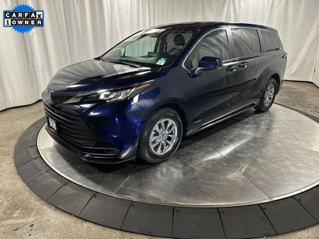 2021 Toyota Sienna LE FWD photo