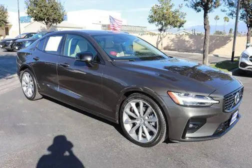 2021 Volvo S60 Momentum FWD photo
