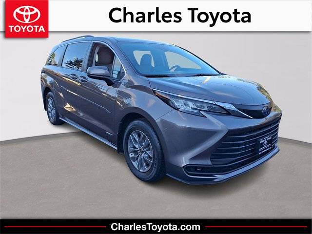 2021 Toyota Sienna LE FWD photo