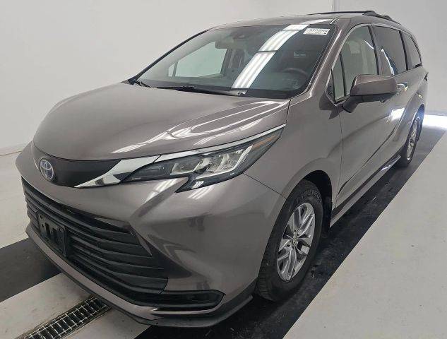 2021 Toyota Sienna LE FWD photo