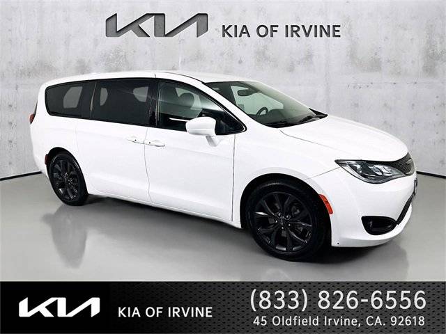 2020 Chrysler Pacifica Minivan Touring FWD photo