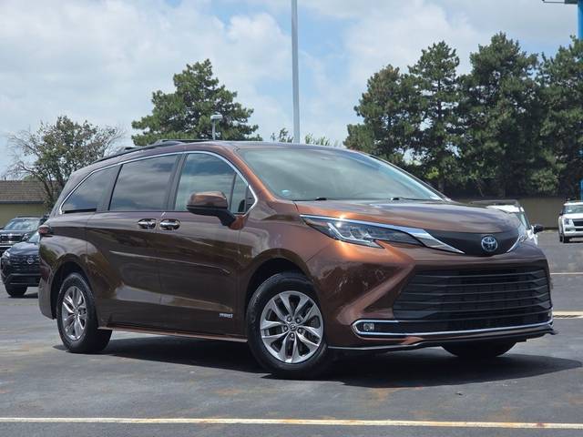 2021 Toyota Sienna XLE FWD photo