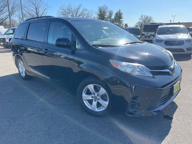 2019 Toyota Sienna LE FWD photo