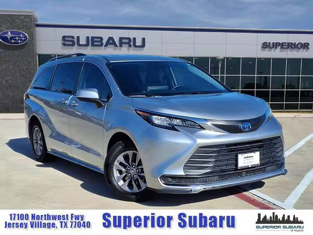 2021 Toyota Sienna LE FWD photo
