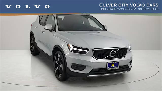 2022 Volvo XC40 Momentum AWD photo