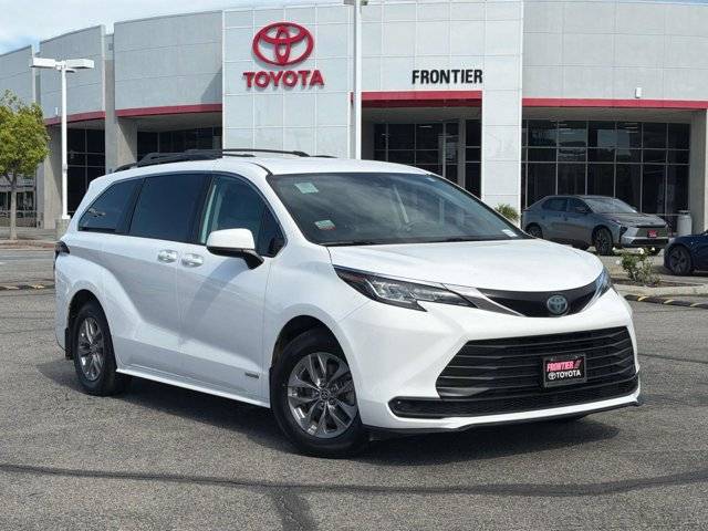 2021 Toyota Sienna LE FWD photo