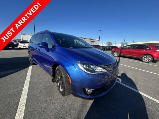 2018 Chrysler Pacifica Minivan Limited FWD photo