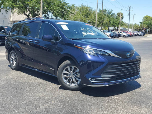 2021 Toyota Sienna XLE FWD photo