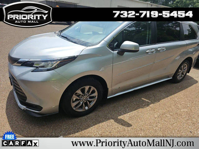 2021 Toyota Sienna LE FWD photo