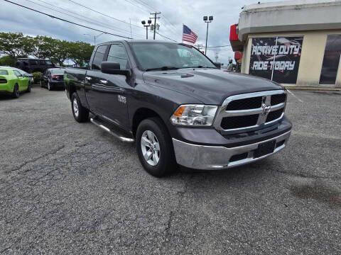 2017 Ram 1500 SLT 4WD photo
