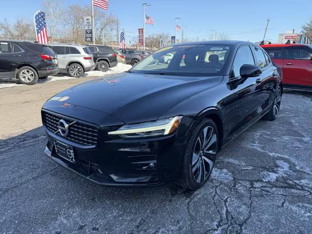 2022 Volvo S60 Momentum AWD photo