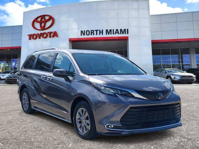 2021 Toyota Sienna XLE FWD photo