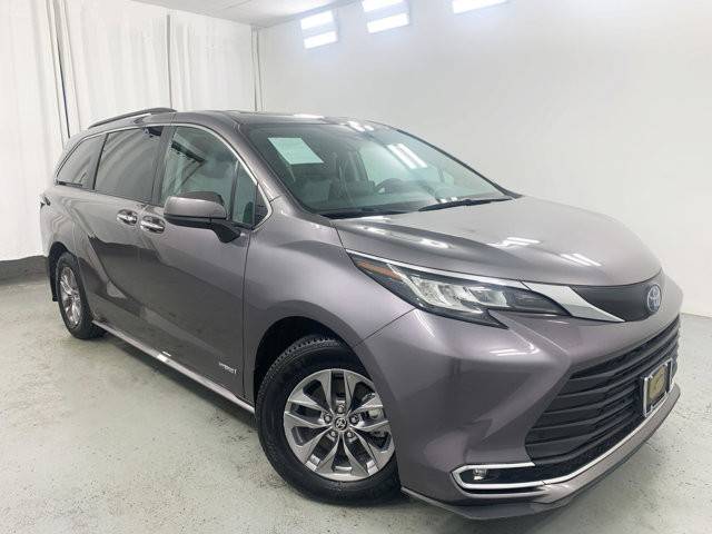 2021 Toyota Sienna XLE FWD photo