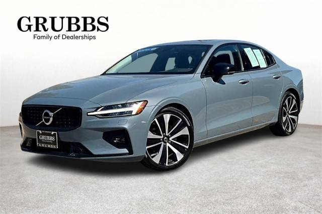 2022 Volvo S60 Momentum AWD photo