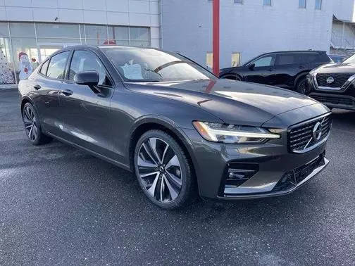 2022 Volvo S60 Momentum AWD photo