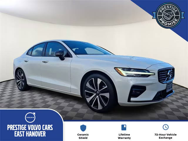 2022 Volvo S60 Momentum AWD photo