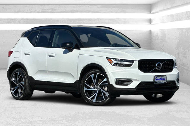 2022 Volvo XC40 R-Design AWD photo