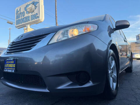 2015 Toyota Sienna LE FWD photo