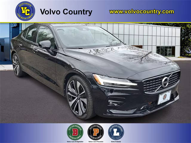 2022 Volvo S60 Momentum FWD photo