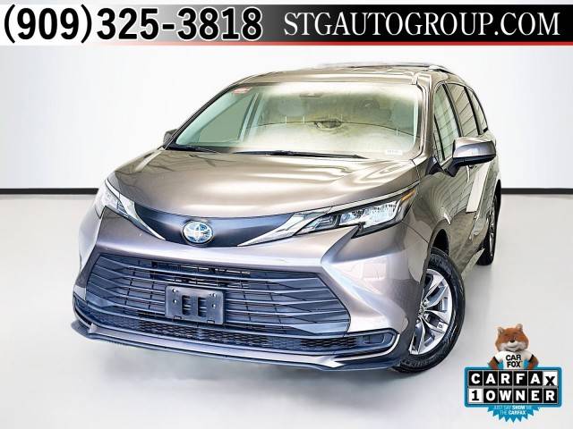 2021 Toyota Sienna LE FWD photo