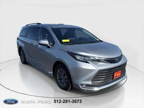 2021 Toyota Sienna XLE FWD photo