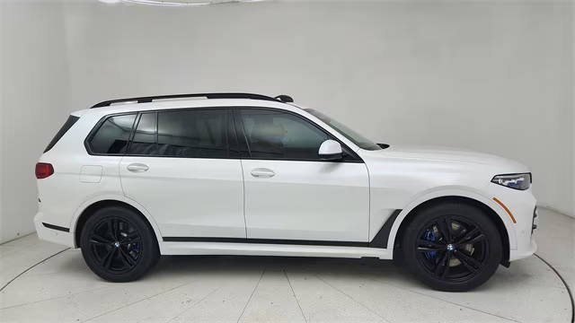 2022 BMW X7 M50i AWD photo