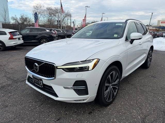 2022 Volvo XC60 Momentum AWD photo