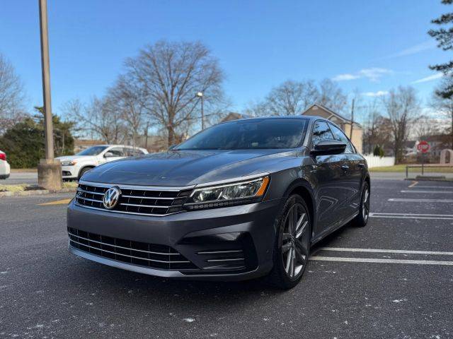 2018 Volkswagen Passat R-Line FWD photo