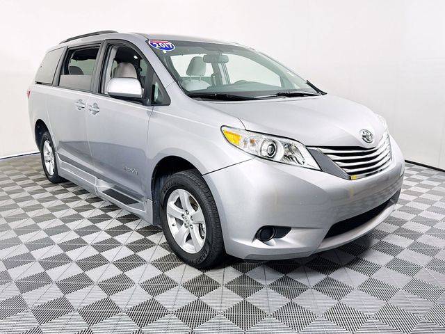 2017 Toyota Sienna LE Auto Access Seat FWD photo