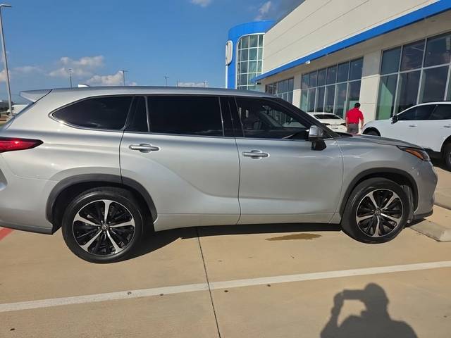 2021 Toyota Highlander LE FWD photo