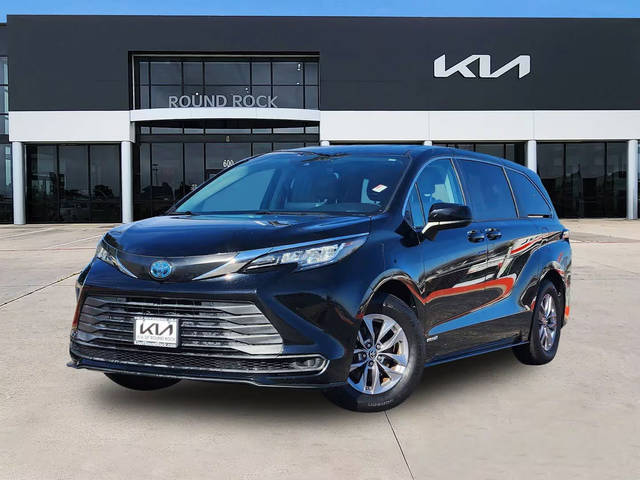 2021 Toyota Sienna LE FWD photo