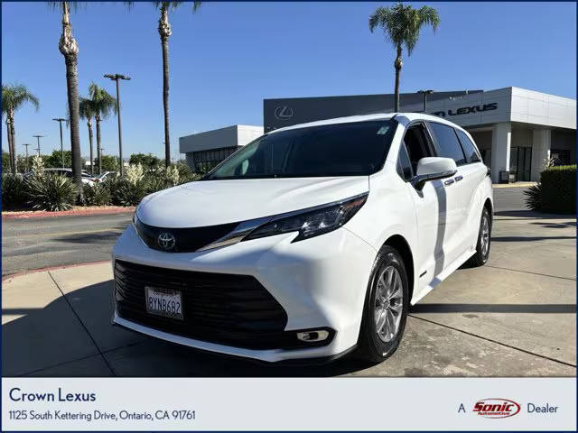 2022 Toyota Sienna LE FWD photo