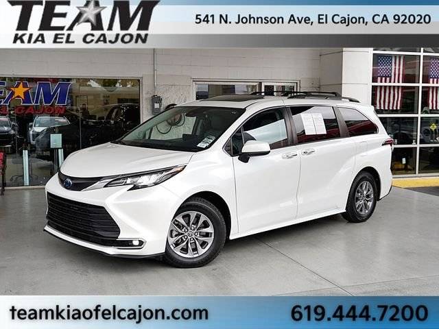 2022 Toyota Sienna XLE FWD photo