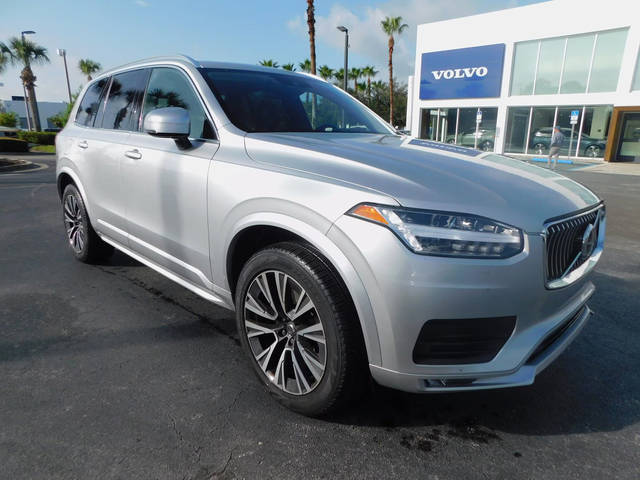 2022 Volvo XC90 Momentum AWD photo