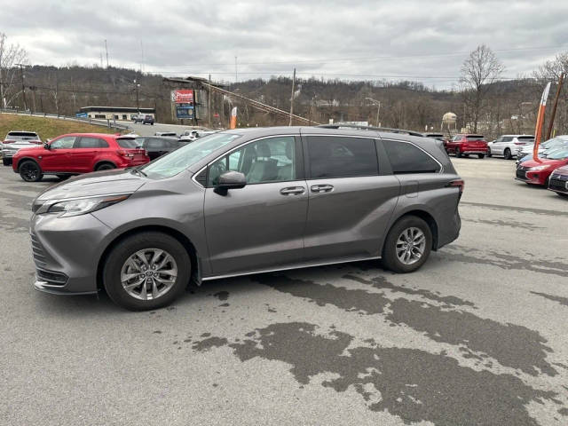 2022 Toyota Sienna LE FWD photo