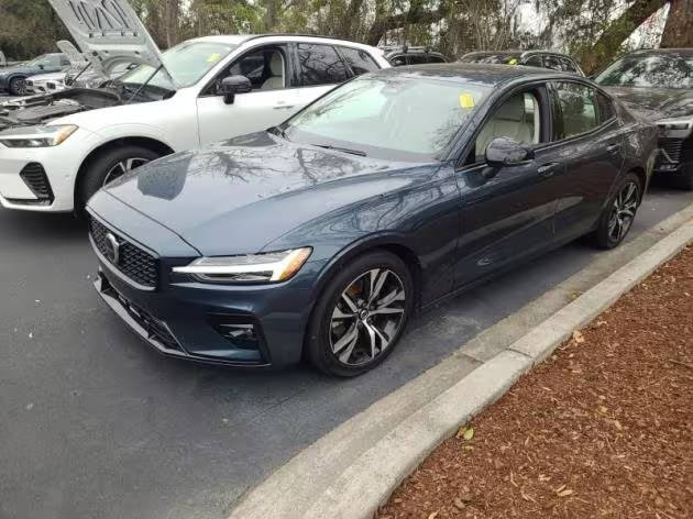 2022 Volvo S60 Momentum FWD photo