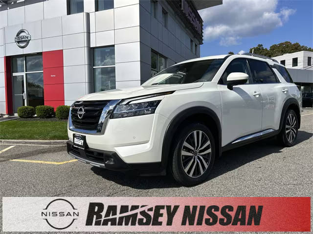 2022 Nissan Pathfinder Platinum 4WD photo