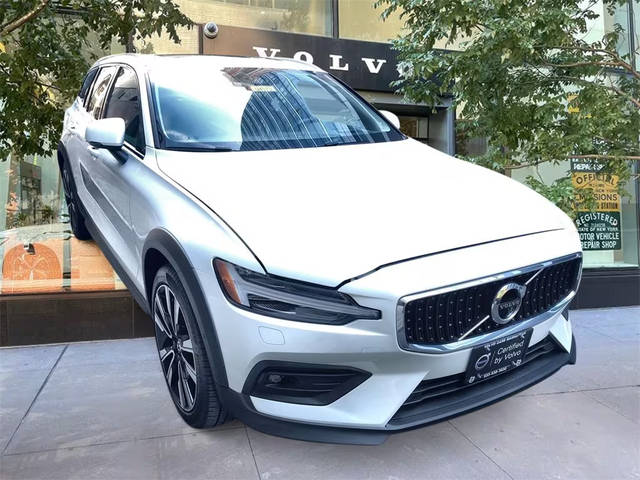 2022 Volvo V60 Cross Country  AWD photo