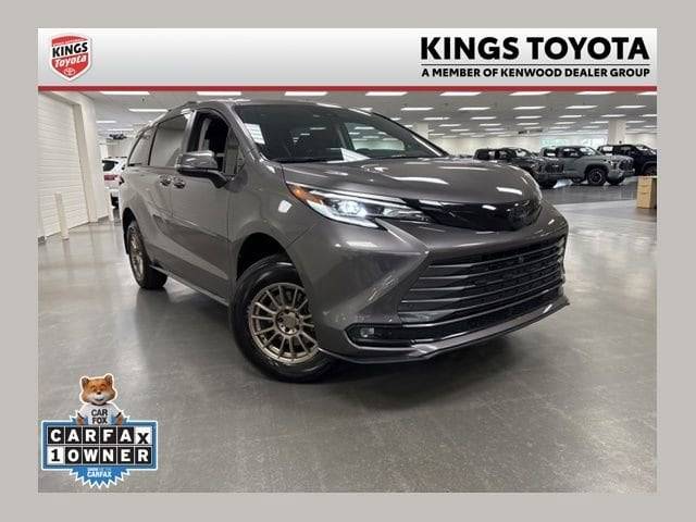 2022 Toyota Sienna Platinum AWD photo