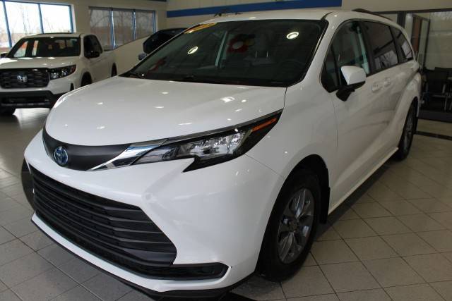 2022 Toyota Sienna LE FWD photo