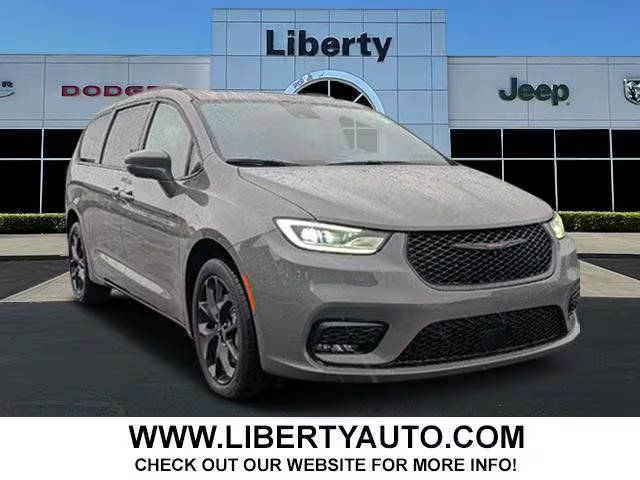 2021 Chrysler Pacifica Minivan Limited AWD photo