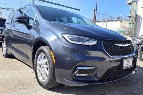 2021 Chrysler Pacifica Minivan Touring L FWD photo