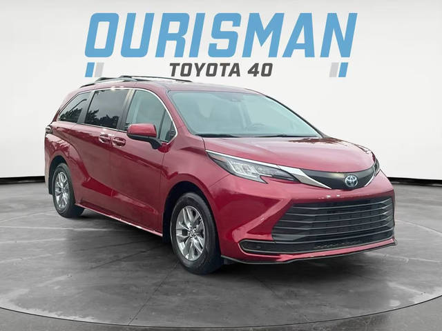 2022 Toyota Sienna LE FWD photo