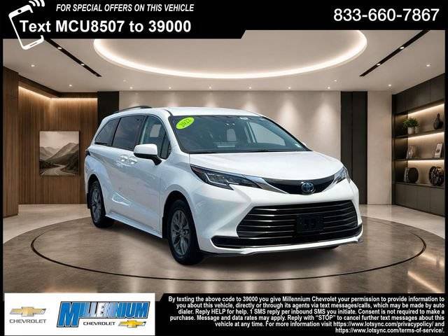 2022 Toyota Sienna LE FWD photo
