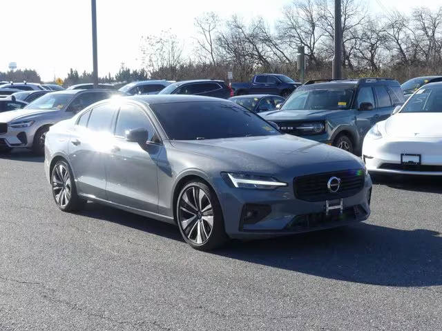 2022 Volvo S60 Momentum AWD photo