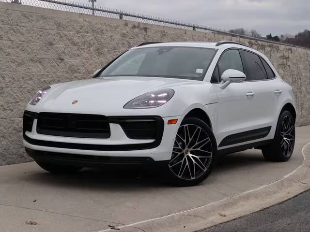 2022 Porsche Macan  AWD photo