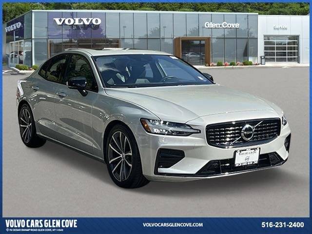 2022 Volvo S60 Momentum FWD photo