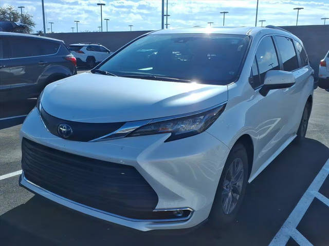 2022 Toyota Sienna XLE FWD photo