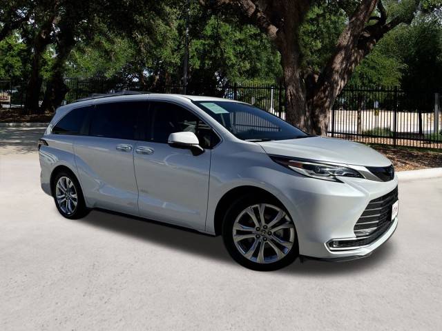 2022 Toyota Sienna Platinum FWD photo